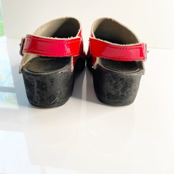Red Kids Clogs with Flower Detail - Picture 6 of 11